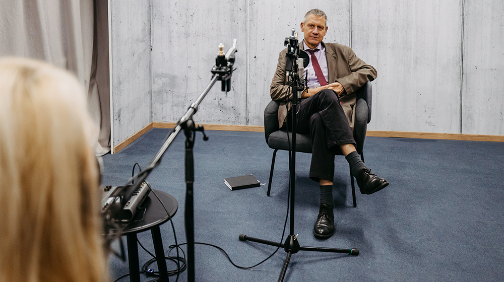 Prof. Kaiser bei den Aufnahmen zum Podcast (Foto: Jana Dünnhaupt / Uni Magdebirg)