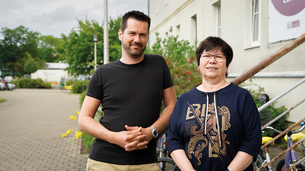 Dr. Andreas Drust und Dr. Ursula Föllner vom Betriebsrat vor dem Gebäude 18 (c) Catherina Kleinbauer Uni Magdeburg