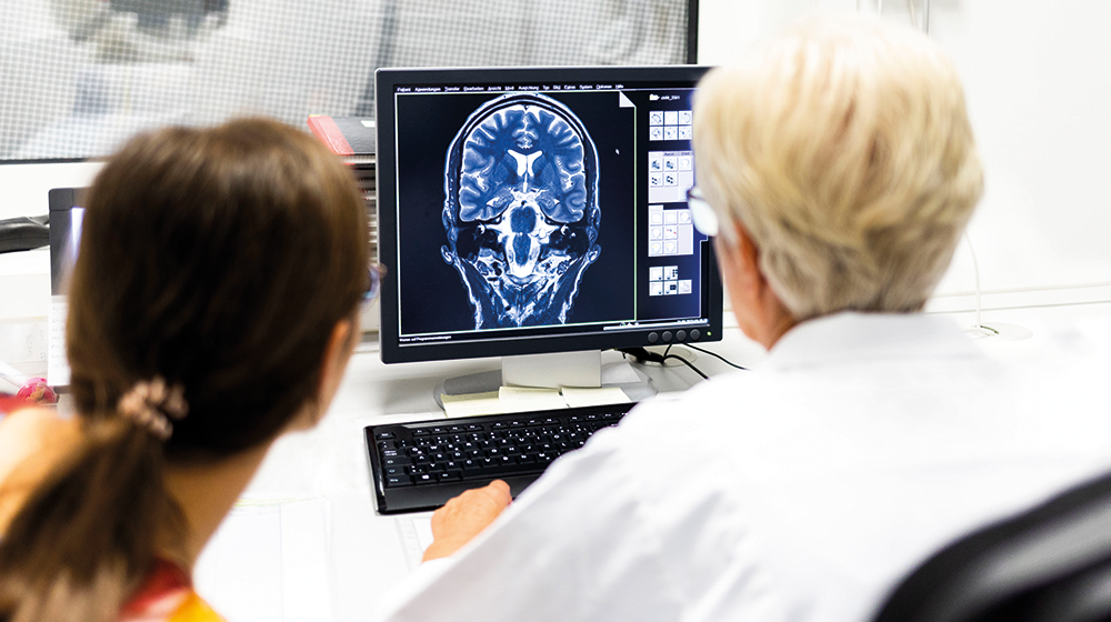Zwei Frauen begutachten auf einem PC-Bildschirm eine MRT-Aufnahme von einem Gehirn (c) Sarah Rinka