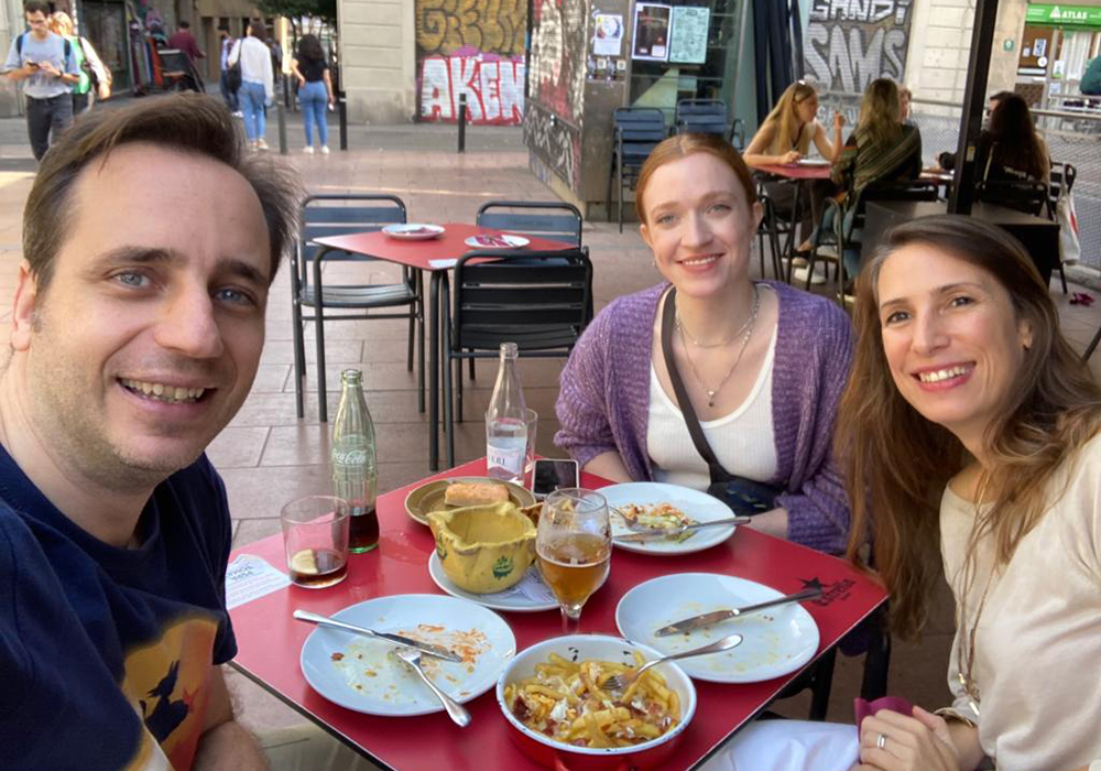 Hannah Theile in Barcelona beim Mittagessen in einem Restaurant mit ihren Arbeitskolleg*innen (c) privat