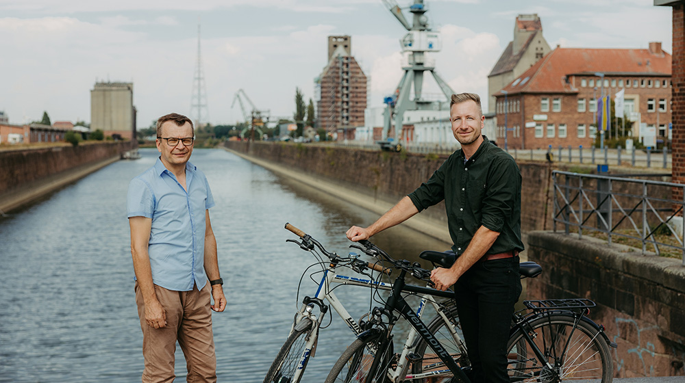 Prof. Dr. Georg Rose (left) and PD Dr. Phillip Berg in Magdeburg's Port of Science (Photo: Jana Dünnhaupt / Uni Magdeburg)