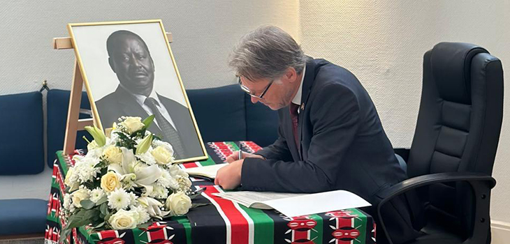 Rektor Prof. Dr.-Ing. Jens Strackeljan trägt sich in das Kondolenzbuch zum Tod von Raila Odinga in der Botschaft Kenias in Berlin ein.