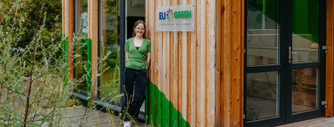 Alexandra Reilly vor dem EU GREEN Pavollon (c) Jana Dünnhaupt Uni Magdeburg