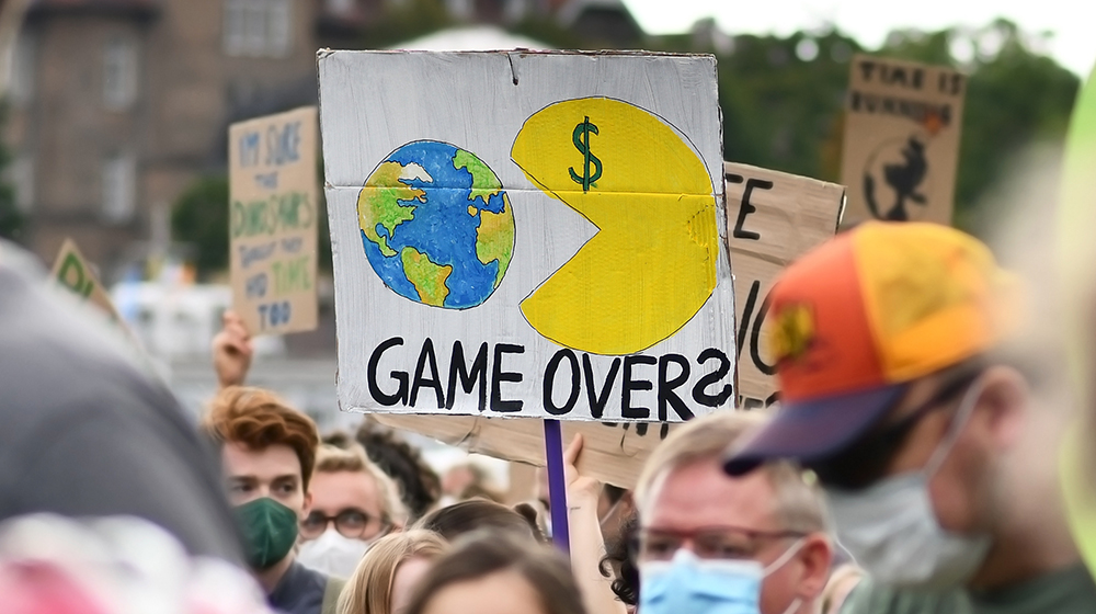 Auf einer Klimaschutzdemo wird ein Schild mit der Aufschrift Game over hochgehalten (Foto: Shutterstock / Firn)