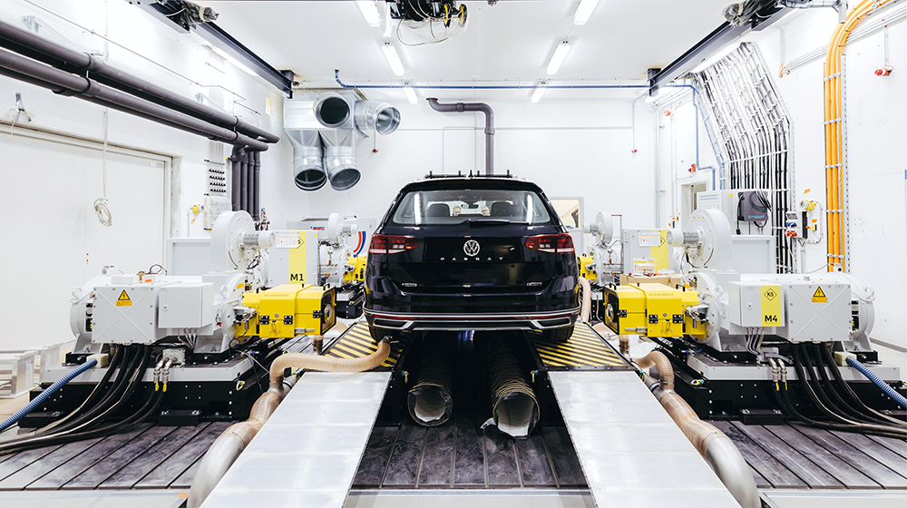 Ein Auto der Marke VW steht auf einem Prüfstand (c) Jana Dünnhaupt Uni Magdeburg