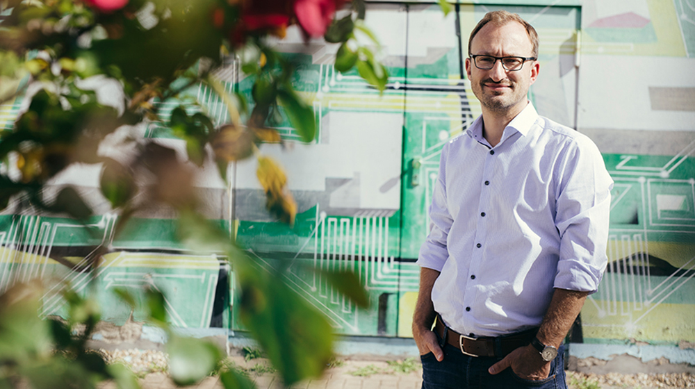 Andreas Knabe vor dem studentischen Club 