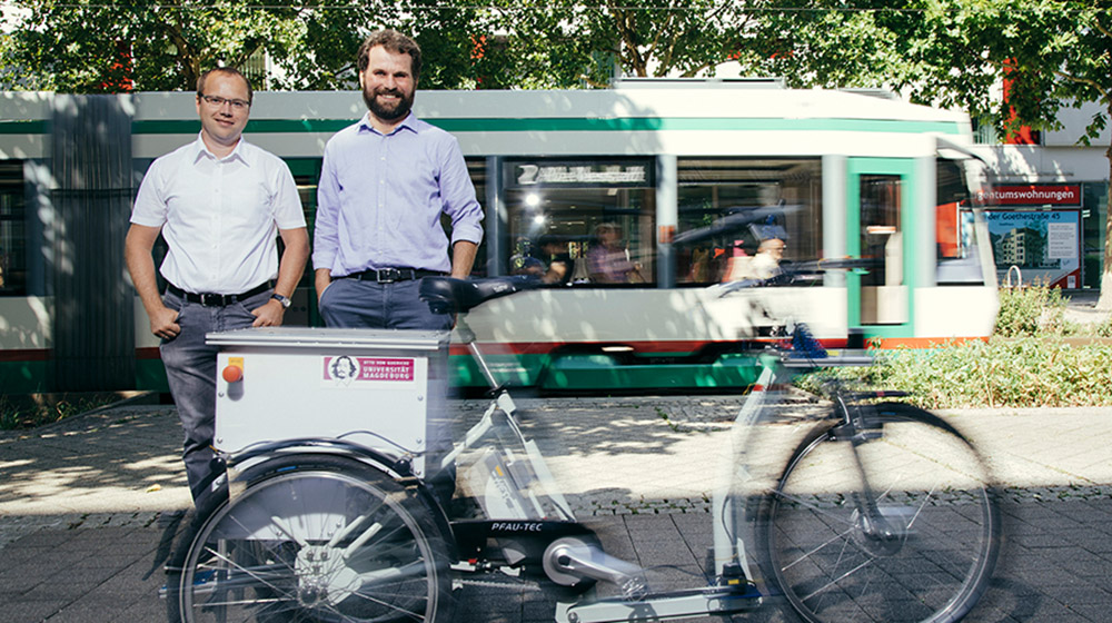 Juniorprofessoren Schmidt und Zug (re.) im Stadtverkehr Magdeburg