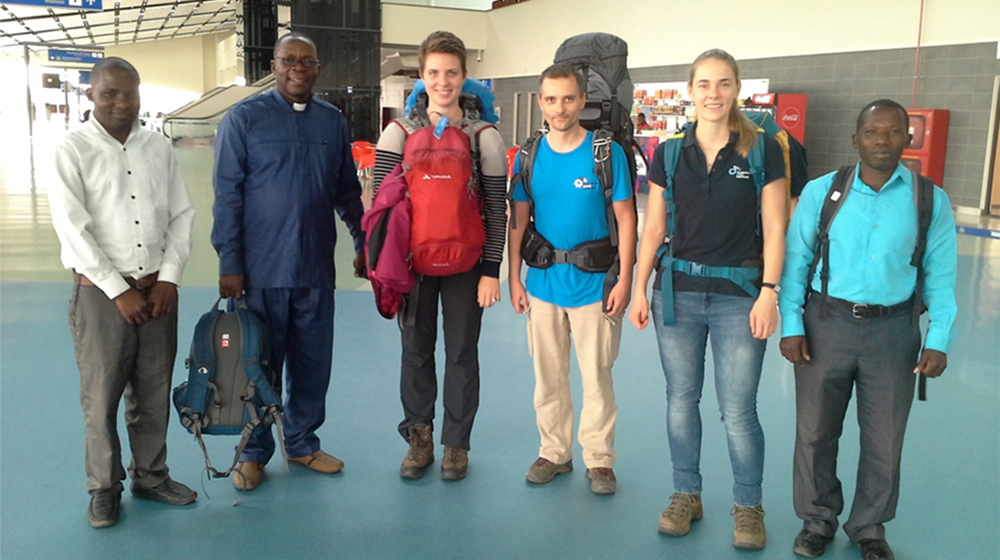 Ankunft in Tansania: Joshua Chelula, Rev. Kipangula, Heidi Willhof, Dennis Hadasch, Iris Seegelken und Wilfred Nyambulap (v.l.n.r.) (Foto: privat)