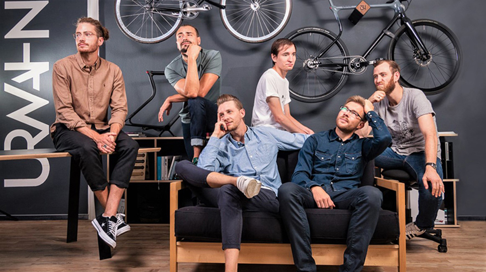 Urwahn-Bikes-Team: Simon McKillop, Michel Pieczynski, Sebastian Meinecke (auf der Couch sitzend links), Ramon Thomas (auf der Couch sitzend rechts), Thomas Bublak (Couch Mitte) und Peter Finger (v. l.)
