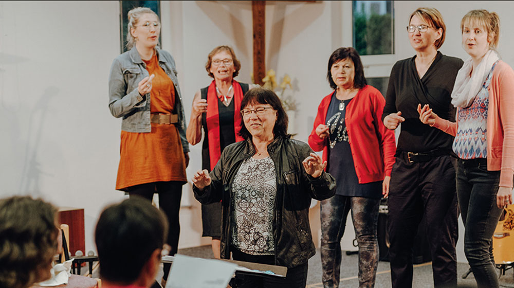 Manuela Kanneberg und die Gospel Connection Magdeburg bei einem Auftritt.