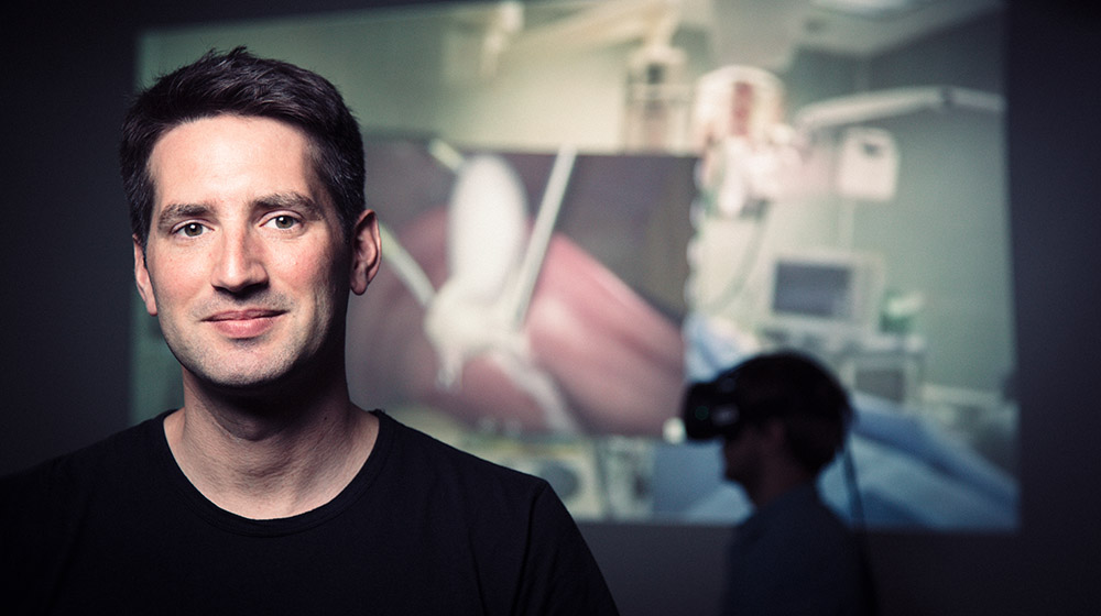 Patrick Saalfeld mit VR-Brille und dem Blick in den virtuellen Operationssaal.