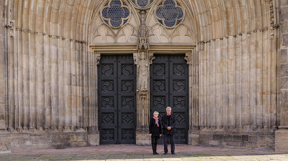 Heike Schröder und Olaf Freymark vor dem Magdeburger Dom (c) Jana Dünnhaupt : Uni Magdeburg