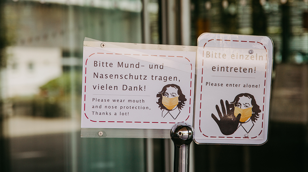 Hinweisschild zur Maskenpflicht auf dem Campus der Uni Magdeburg 