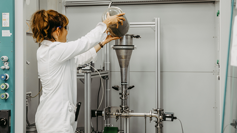 Jacqueline Kaufmann befüllt im Labor des Max-Planck-Instituts den Extraktor zur Gewinnung von Artemisinin mit getrockneten Blättern des Einjährigen Beifußes.