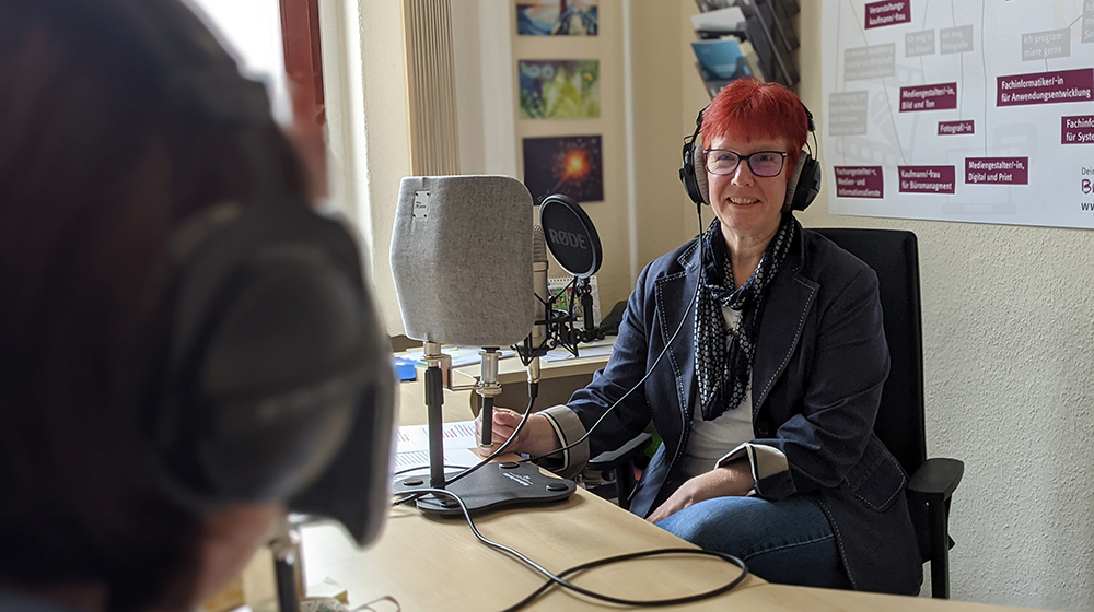 Annette Hoeschen bei den Aufnahmen zum Podcast (Foto: Jana Dünnhaupt / Uni Magdeburg)