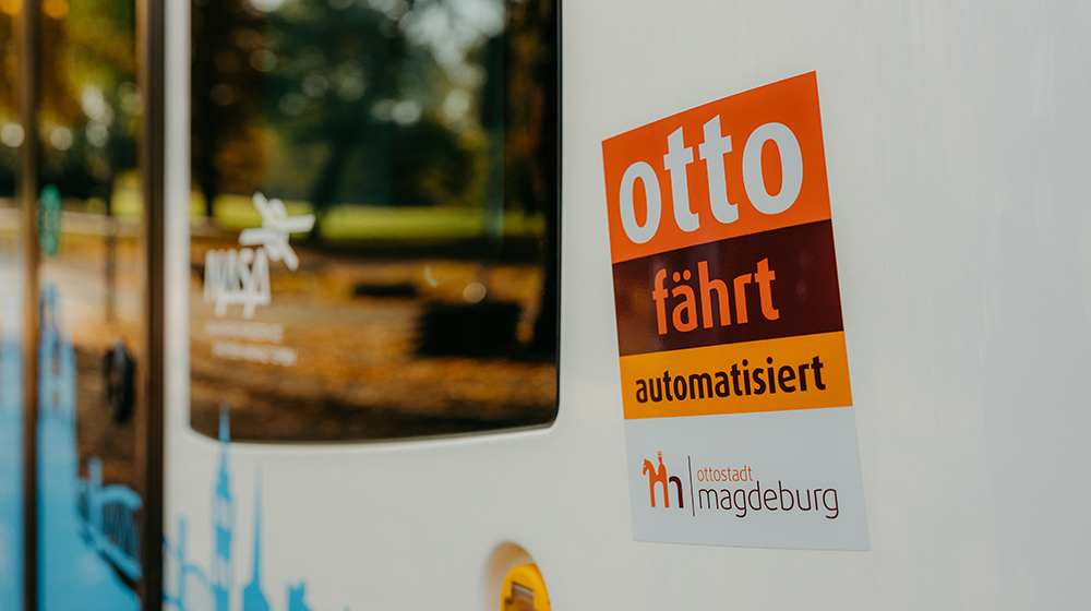 Aufkleber Otto fährt automatisiert am Bus (c) Jana Dünnhaupt / Uni Magdeburg