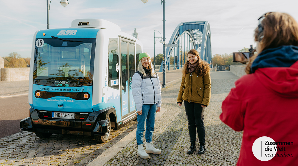 Janina Markgraf und Olga Biletska vor dem autonomen Bus (c) Jana Dünnhaupt / Uni Magdeburg