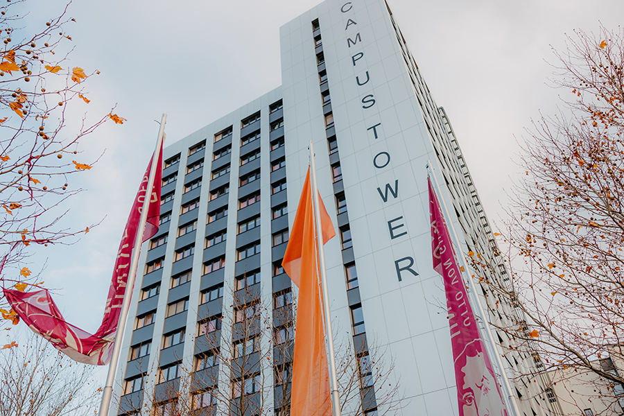Mit der orangen Fahne vor dem Campustower soll auf Gewalt an Frauen aufmerksam gemacht werden (c) Jana Dünnhaupt / Uni Magdeburg