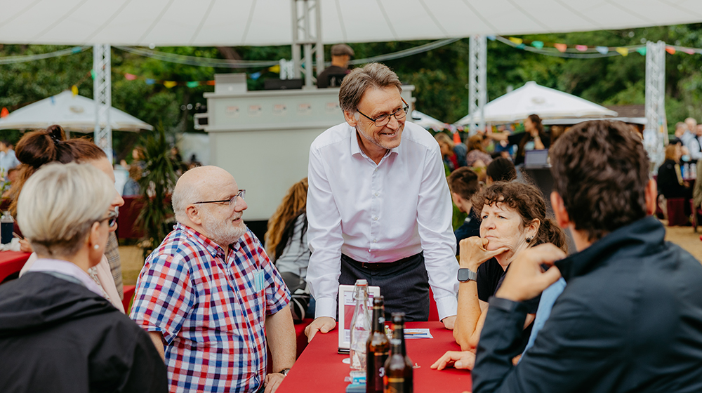 Rektor der Uni Magdeburg Prof. Jens Strackeljan im Gespräch beim Sommerfest 2 (c) Jana Dünnhaupt Uni Magdeburg