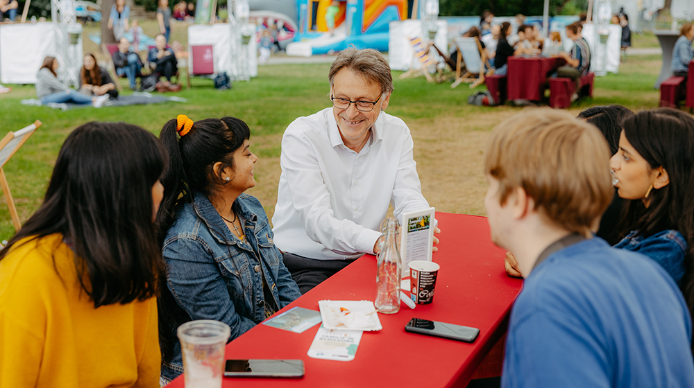 Rektor der Uni Magdeburg Prof. Jens Strackeljan im Gespräch beim Sommerfest 3 (c) Jana Dünnhaupt Uni Magdeburg