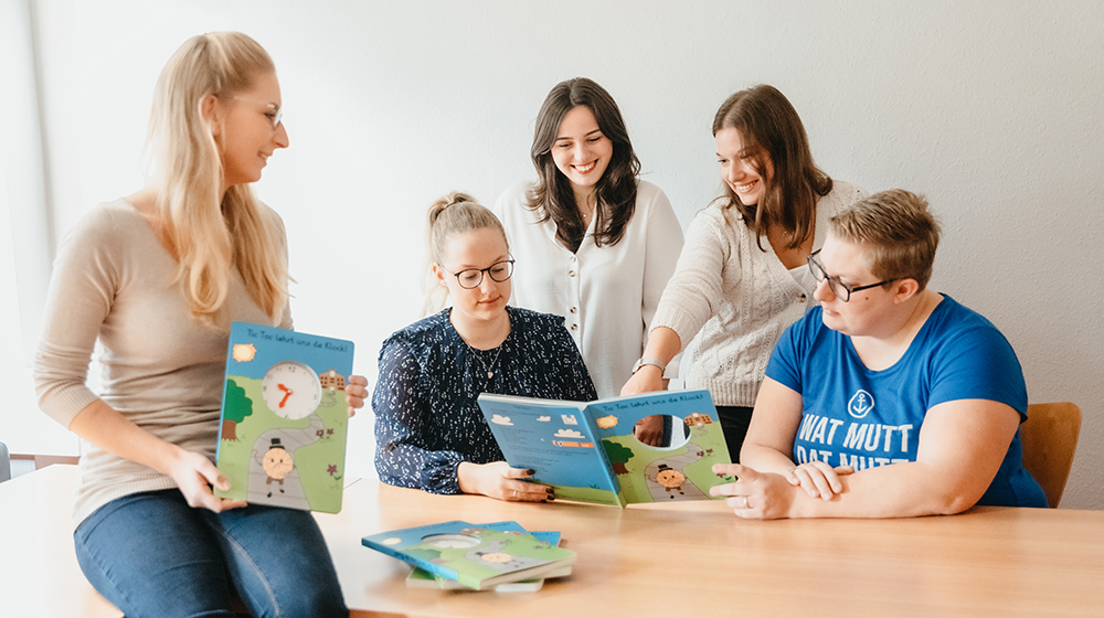 Nach 2 Jahren harter Arbeit halten die 5 Studentinnen Luisa Hillig, Vanessa Schumann, Elena Gravcevska, Celine Meyer und Sabrina Gaense (von links nach rechts) endlich das fertige Buch in der Hand. (Foto: Hannah Theile / Uni Magdeburg)