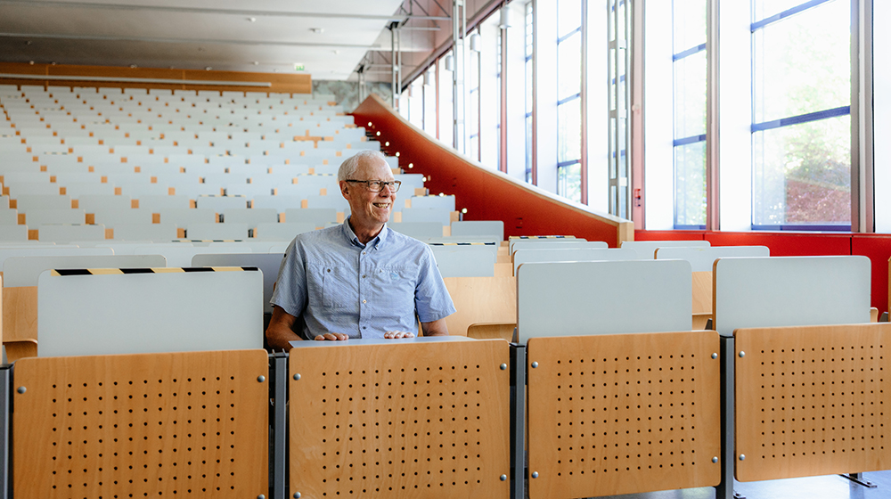 Alumnus Ulrich Lehmann im Hörsaal (Foto: Jana Dünnhaupt / Uni Magdeburg)