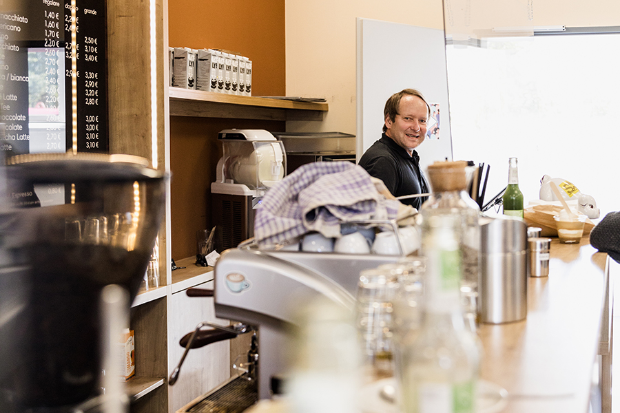 Owner Christian behind the counter of the coffee bar of the Faculty of Computer Science (c) Hannah Theile Uni Magdeburg 