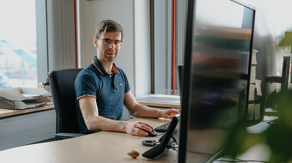 Björn Baran an seinem Schreibtisch (c) Hannah Theile Uni Magdeburg