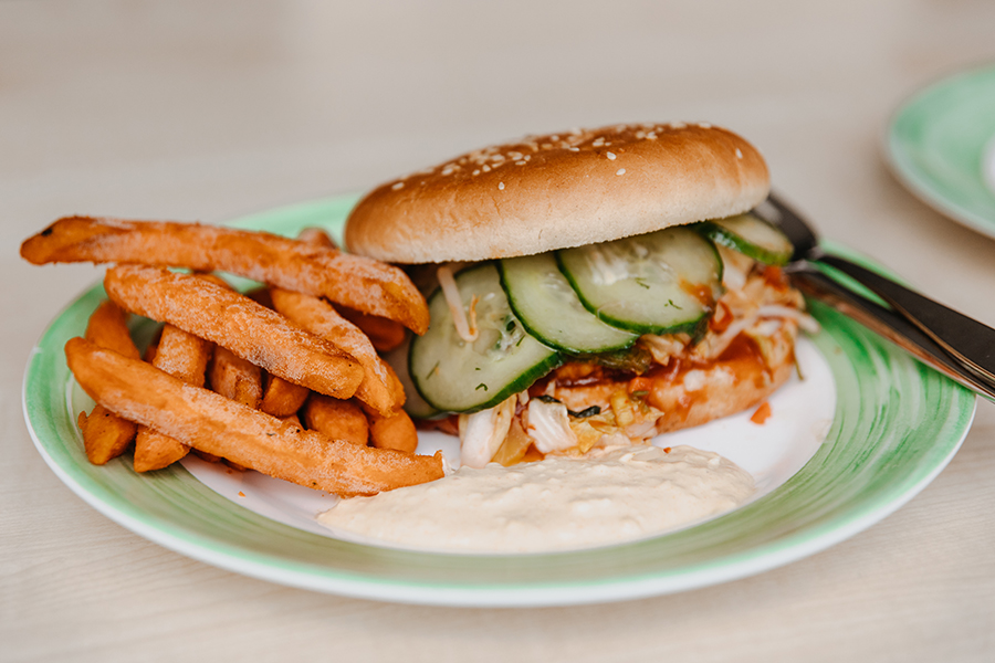 Burger with fries in the dining hall of the University of Magdeburg (c) Hannah Theile Uni Magdeburg 