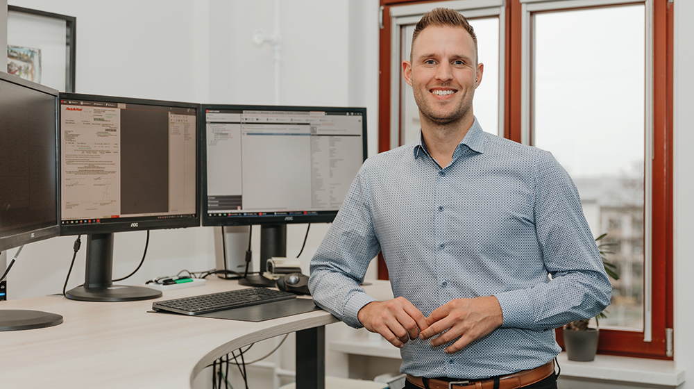 Christoph Krause in seinem Büro (Foto: Hannah Theile / Uni Magdeburg)