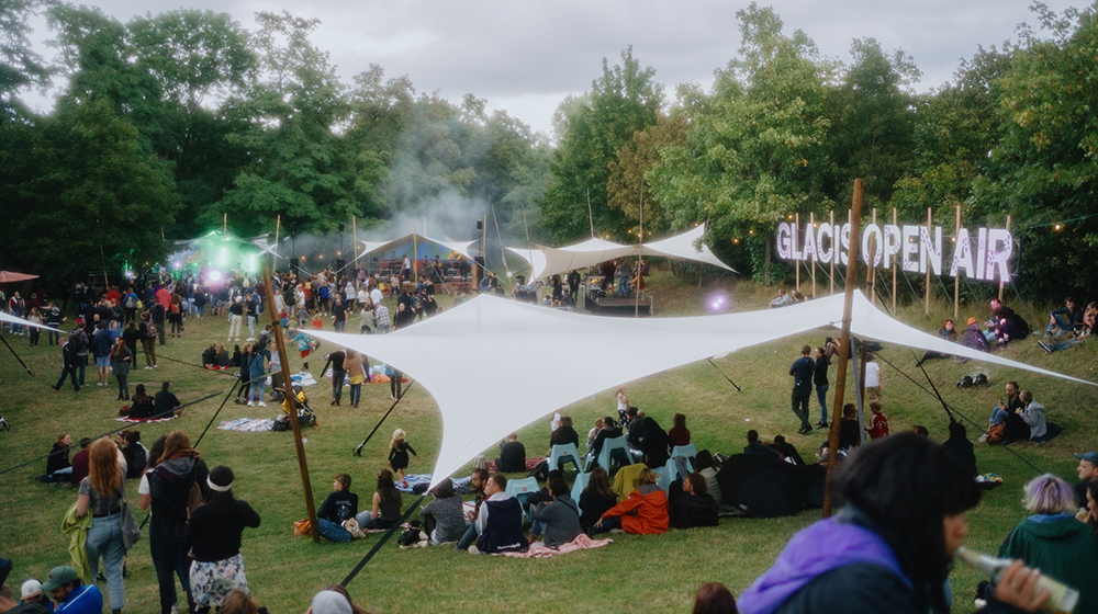 Die Festivalwiese des Glacis Open Air 2021 (c) Catherina Rocio