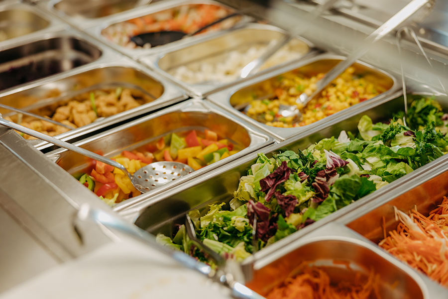 Die Salatbar im Keller Café beim Gebäude 40 (c) Jana Dünnhaupt Uni Magdeburg