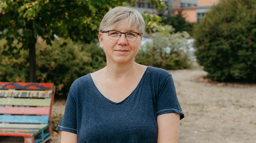 Die ehemalige Gleichstellungsbeauftragte Sandra Tiefel auf dem Campus (c) Jana Dünnhaupt Uni Magdeburg