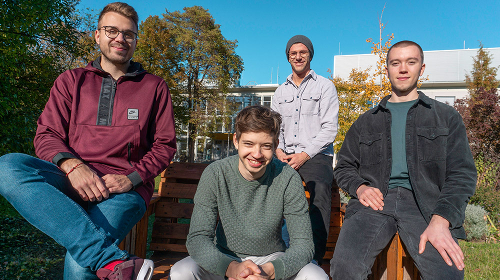 Die vier Gründer von FindUs auf dem Campus der Uni Magdeburg (c) privat