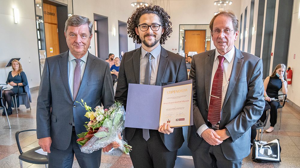 Dr. Lutz Trümper, Akram Elsayed Abdellatif Elborashi und Prof. Dr. Helmut Weiß bei der Urkundenübergabe des Otto von Guericke Stipendiums (c) Landeshauptstadt Magdeburg