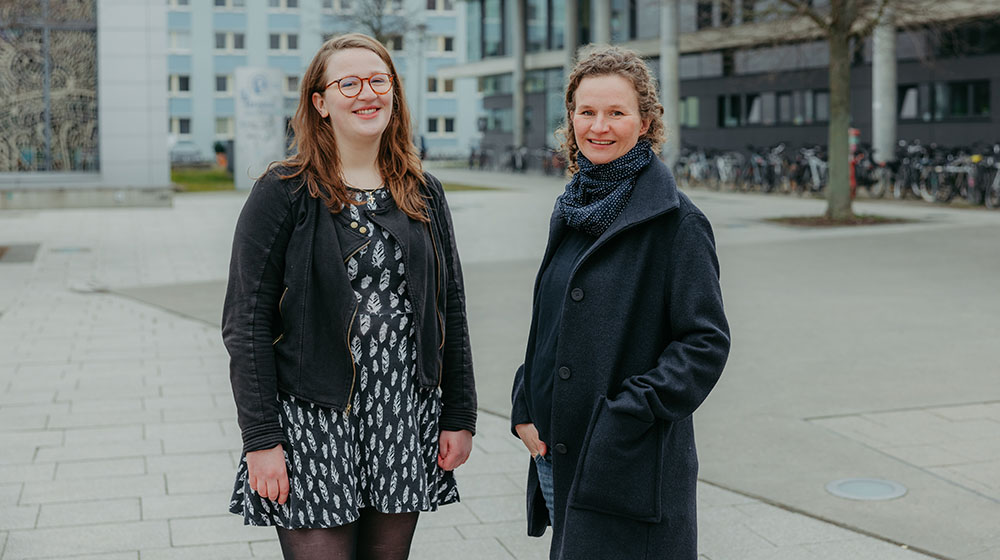 Flavia Rühl und Dr. Nicole Vorhauer-Huget auf dem Campus (Foto: Jana Dünnhaupt / Uni Magdeburg)