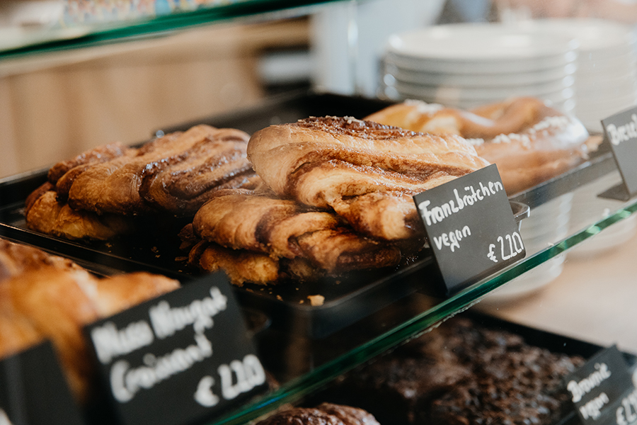 Franzbrötchen im Thresen der Kaffeebar der Fakultät für Informatik (c) Hannah Theile Uni Magdeburg