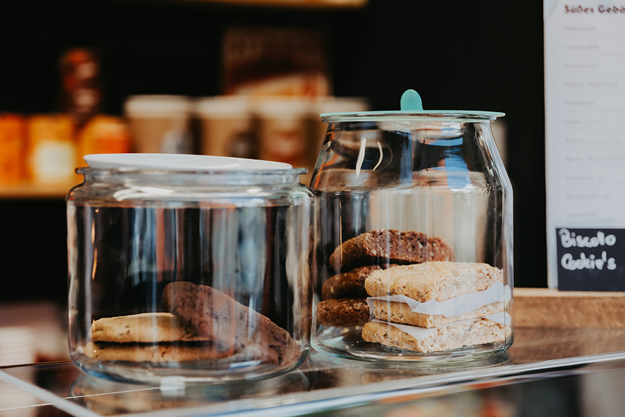 Große Gläser mit Backwaren in der Primo Cafe Bar im G 22 (c) Hannah Theile Uni Mageburg