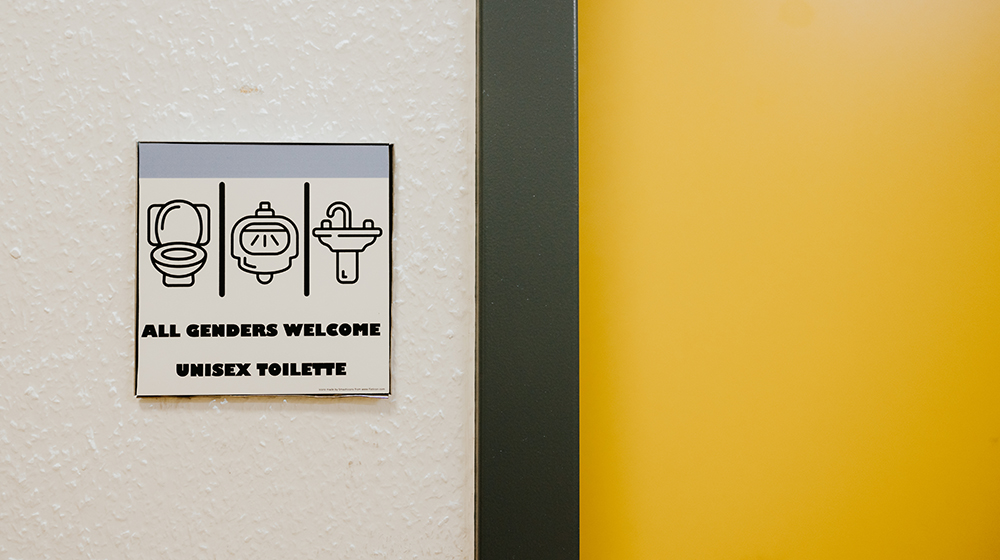 Hinweisschild neben der Tür einer genderneutralen Toilette (Foto: Hannah Theile / Uni Magdeburg)