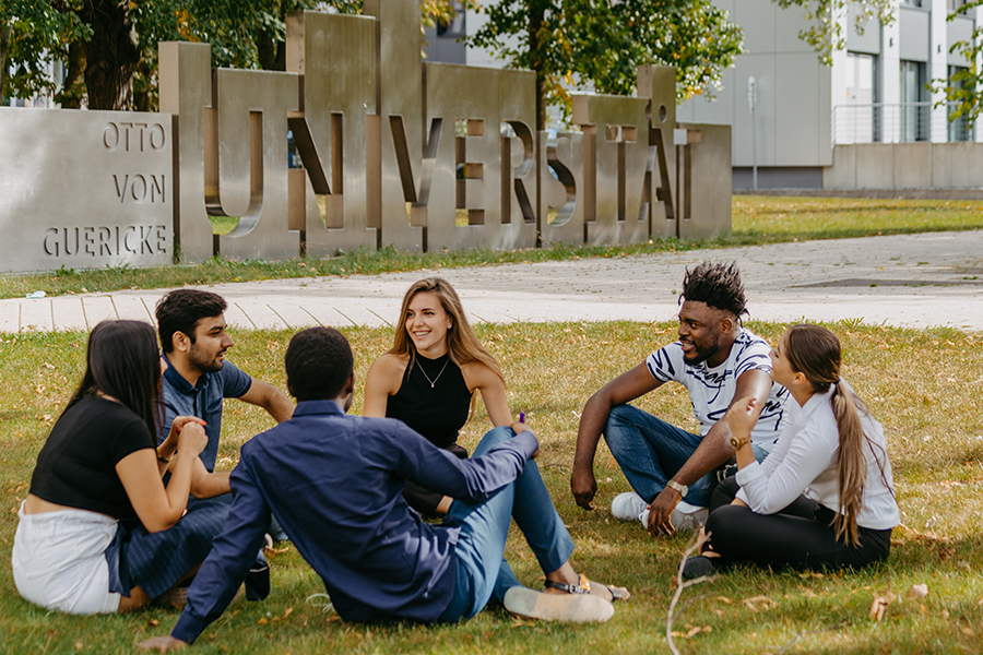 Internationale Studierende auf dem Campus der Uni Magdeburg (c) Hannah Theile Uni Magdeburg