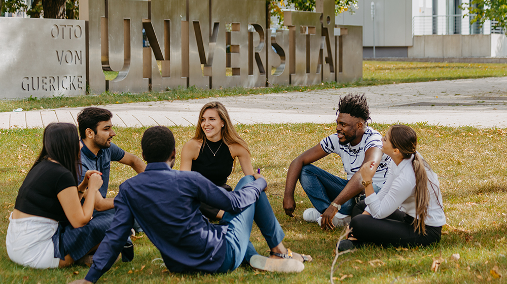 Internationale Studierende auf dem Campus der Uni Magdeburg (c) Hannah Theile Uni Magdeburg