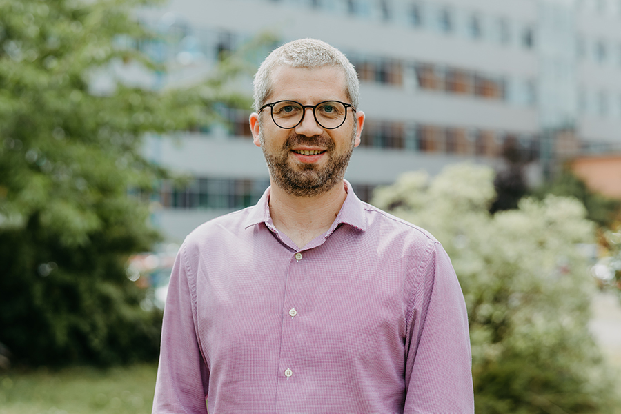 Jun.-Prof. Denner auf dem Campus (c) Jana Dünnhaupt Uni Magdeburg