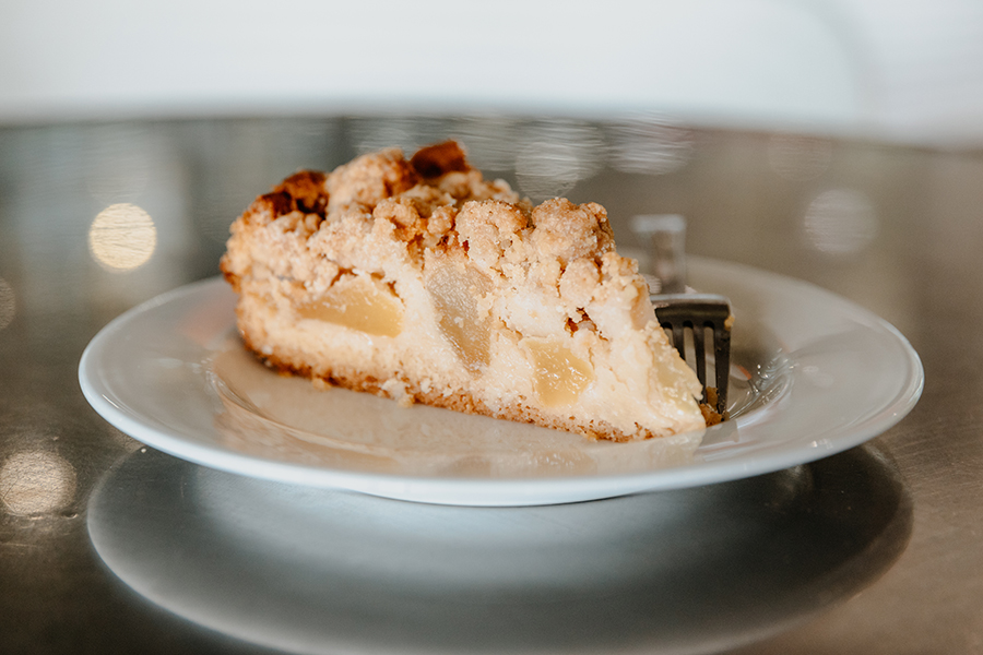 Cake on a plate in the cafeteria of the University Library (c) Hannah Theile Uni Magdeburg 