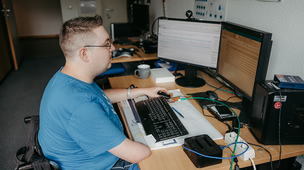 Matthias Scheer sits at the computer in his office (c) Jana Dünnhaupt Uni Magdeburg