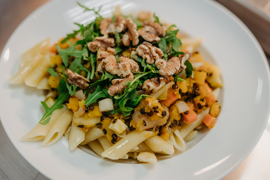 Nudeln mit Kürbis und Walnüssen im Keller Café beim Gebäude 40 (c) Jana Dünnhaupt Uni Magdeburg