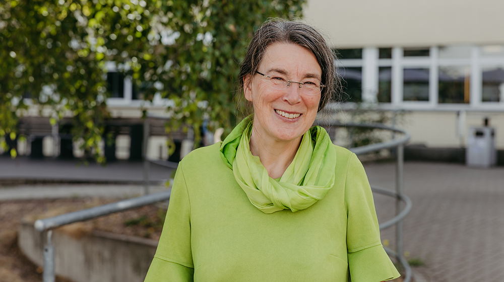 Portait Prof. Jana Dittmann vor dem Gebäude der Informatik (c) Jana Dünnhaupt Uni Magdeburg