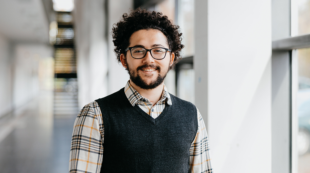 Portrait Akram Elborashi (Photo: Hannah Theile / University of Magdeburg)