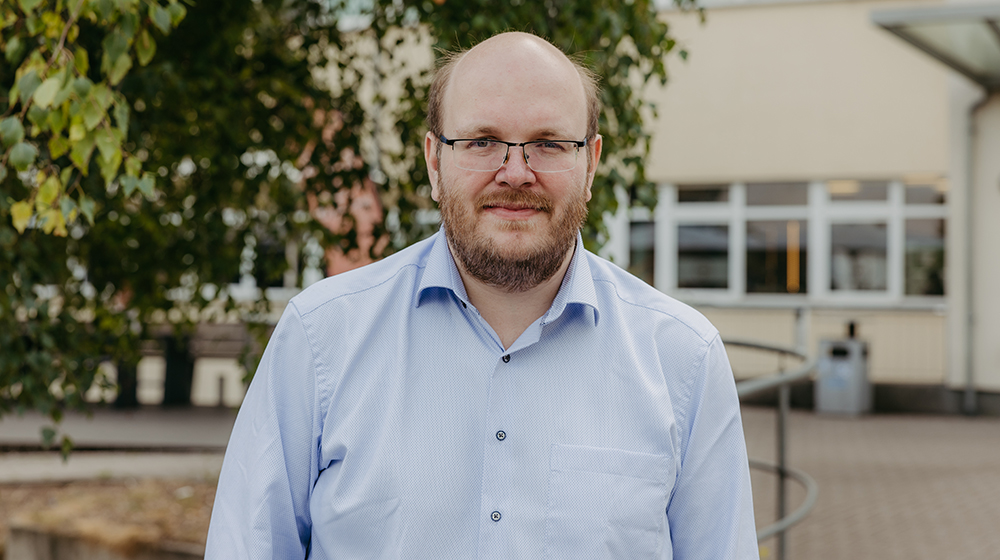 Portrait von Dr.-Ing. Robert Altschaffel vor dem Gebäude der Fakultät für Informatik (c) Jana Dünnhaupt Uni Magdeburg