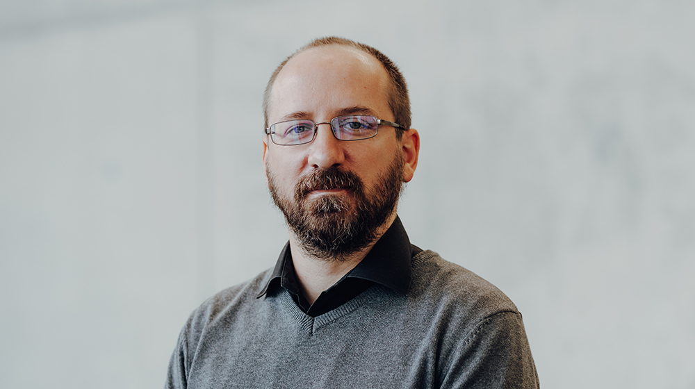 Portrait Prof. Alexander Spencer (Foto: Jana Dünnhaupt / Uni Magdeburg)