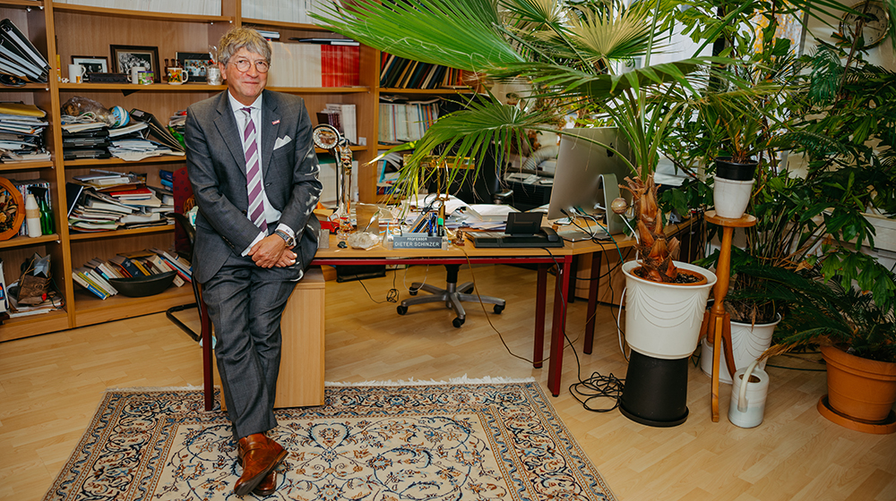 Prof. Dieter Schinzer in seinem Büro (c) Jana Dünnhaupt / Uni Magdeburg